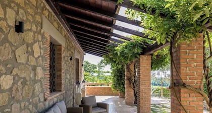 Stunning private villa for 8 guests with A/C, WIFI, hot tub, TV and balcony