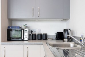Fridge, microwave, oven, stovetop - River Irwell View | 2BR home w/parking & Balcony (Richmond)