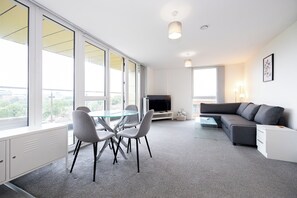Smart TV - River Irwell View | 2BR home w/parking & Balcony (Richmond)