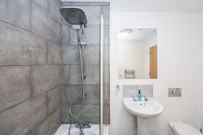 Shower, towels, soap, shampoo - River Irwell View | 2BR home w/parking & Balcony (Richmond)
