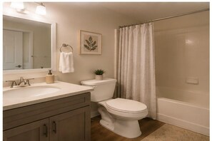 Design-Studio | Badezimmer | Kostenlose Toilettenartikel, Haartrockner, Handtücher, Seife