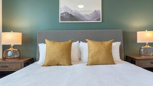 A neatly made bed with two pillows, a headboard, and two bedside lamps. - Landing Amazing 1BD in Northwest Side (San Antonio)