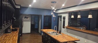 5 bedroom house
Sits on Lake Houston- perfect for fishing
