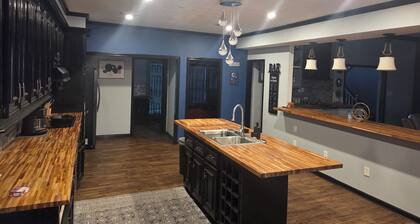 5 bedroom house
Sits on Lake Houston- perfect for fishing