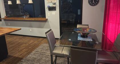 5 bedroom house
Sits on Lake Houston- perfect for fishing