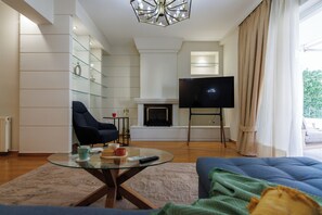 Una sala moderna con chimenea, televisor y un espacio de estar acogedor.