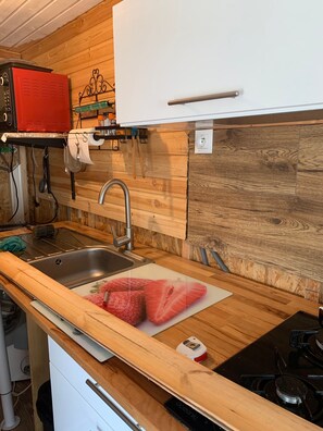 Jääkaappi, mikroaaltouuni, uuni, liesi