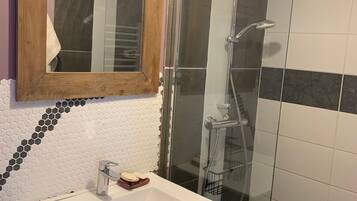 Een douche, een haardroger, handdoeken