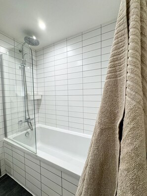 Dusche, Handtücher, Seife, Toilettenpapier