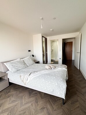 2 bedrooms, iron/ironing board, Internet, bed sheets - Luxury Living by Lime Street Station. Stylish and Central. (Liverpool)