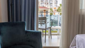 Standard Room, Balcony, City View | Interior