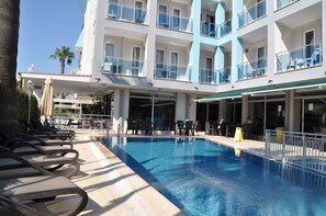Piscina externa sazonal, guarda-sóis, espreguiçadeiras