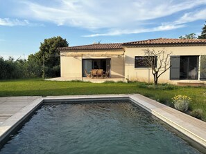 Una piscina al aire libre