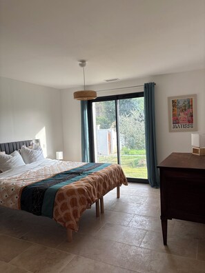 3 habitaciones, tabla de planchar con plancha y cuna de viaje 