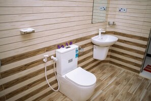 ห้องดีลักซ์ทริปเปิล, ระเบียง, วิวสวน | ห้องน้ำ