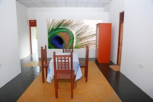 Deluxe Double Room, Balcony, Garden View | Dining