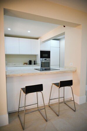 Fridge, oven, stovetop, dishwasher - 3-bedroom apartment in lovely Noord (oranjestad)