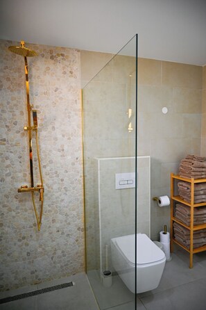 Hair dryer, towels, soap, toilet paper - 3-bedroom apartment in lovely Noord (oranjestad)