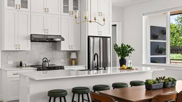 Geladeira, micro-ondas, fogão, cooktop
