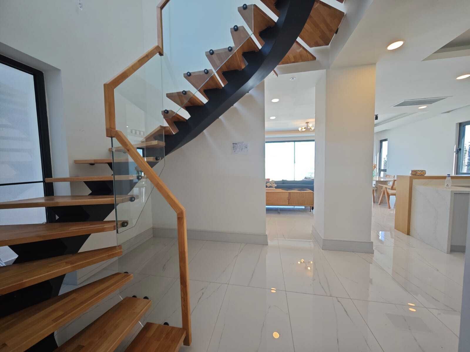 Vila superluxo, 4 quartos, banheiro privativo, vista para a marina | Área de estar | TV LED 55 polegadas com canais a cabo