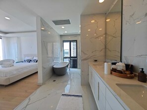 Luxe villa, 4 slaapkamers, privébadkamer, uitzicht op jachthaven | Badkamer | Een haardroger, handdoeken, zeep, toiletpapier