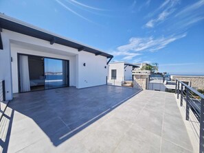 Luksusvilla, 4 soverom, privat bad, utsikt mot marina | Terrasse/patio