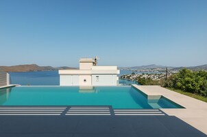 Una piscina al aire libre de temporada