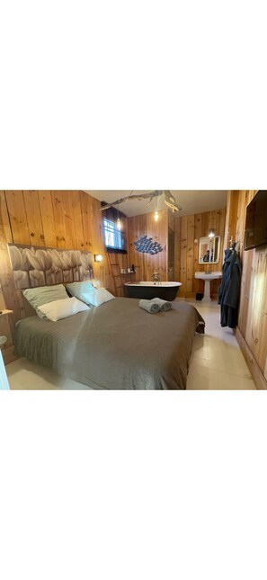 5 bedrooms, desk, iron/ironing board, travel cot - Large Family Villa - Swimming pool - Spa - 12 people. (Le Teich)