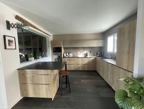 Coffee/tea maker, fridge, microwave, oven - Large Family Villa - Swimming pool - Spa - 12 people. (Le Teich)