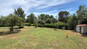 A grassy yard with trees and a small building. - House with private spa and large garden - Provence Luberon (La Bastidonne)
