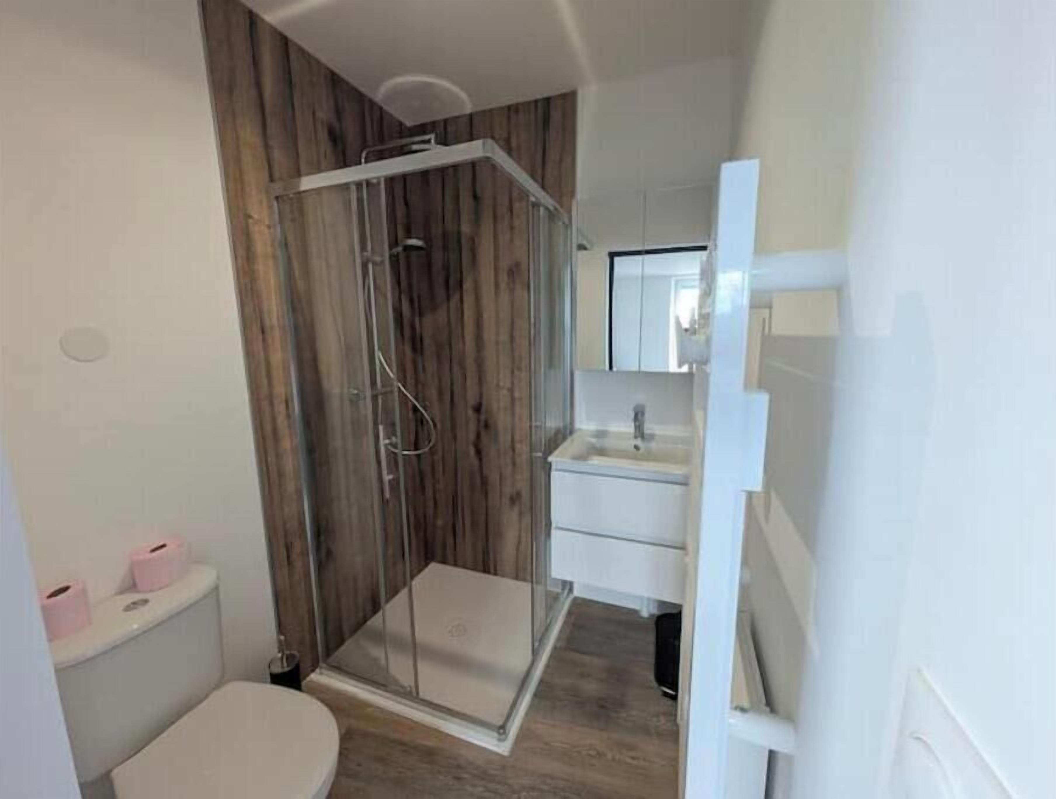 シャワー、タオル、トイレットペーパー