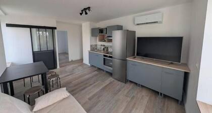 Your Cosy T2 in the Heart of Berry!
