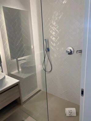 Dusche, Haartrockner, Handtücher
