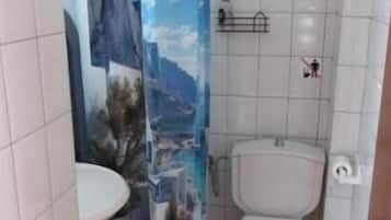 Dusche, Haartrockner, Handtücher, Toilettenpapier