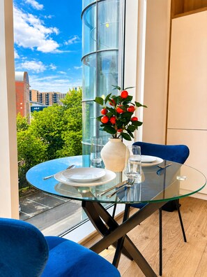 Dining - Brentford Luxury Apartment | Parking + WiFi & Gym (Brentford)