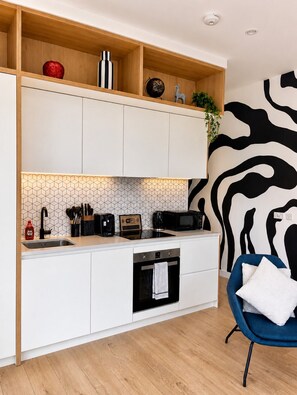 Private kitchen - Brentford Luxury Apartment | Parking + WiFi & Gym (Brentford)