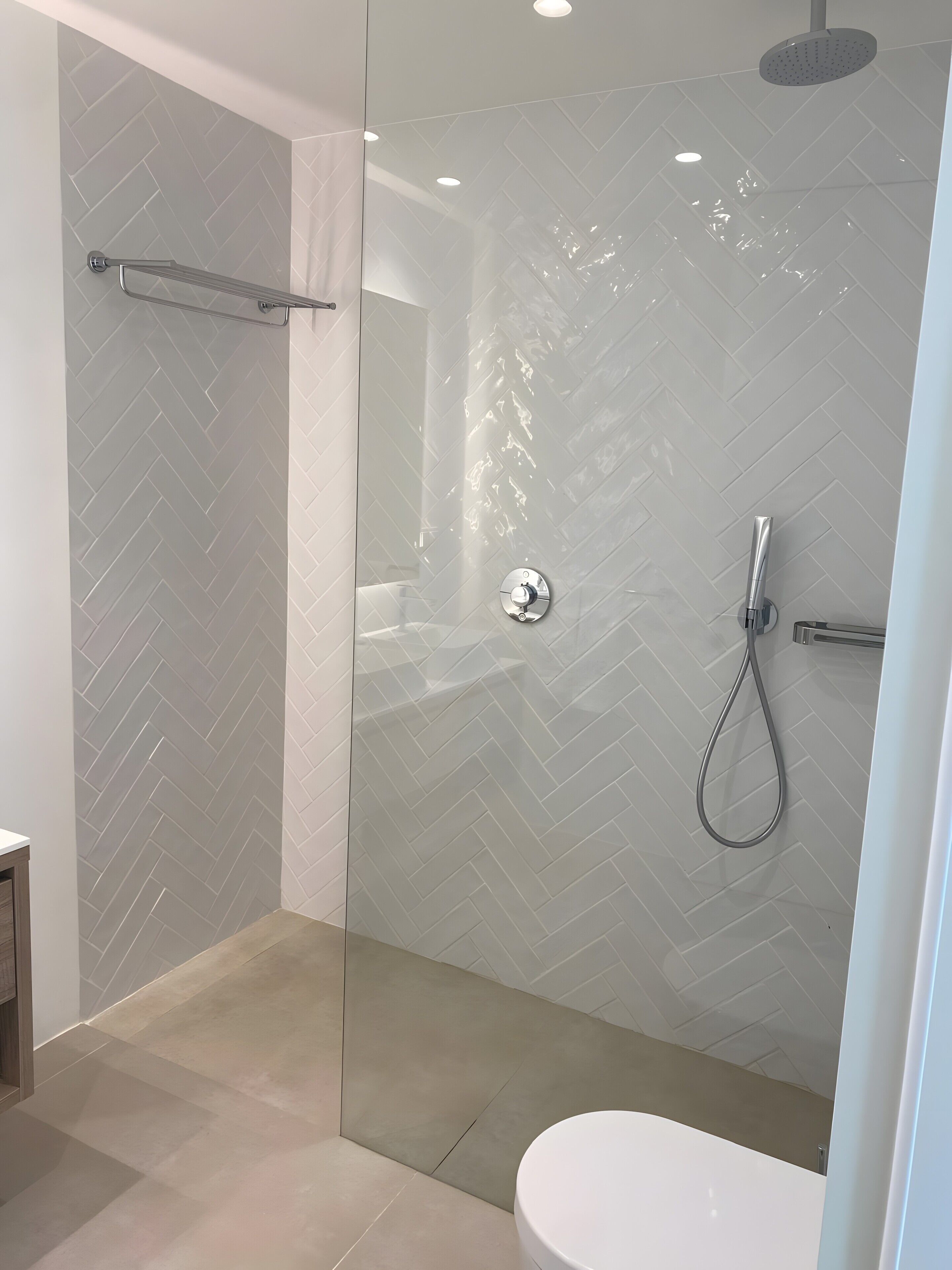 Een douche, een haardroger, handdoeken