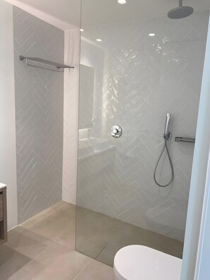 Een douche, een haardroger, handdoeken
