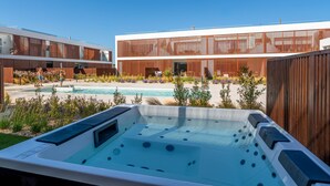Ein modernes Gebäude mit Pool und Whirlpool.