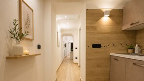 Una cocina moderna con armarios de madera, una encimera y una lámpara empotrada.