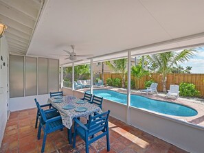 Outdoor dining - White Caps! Short Walk to the Beach~Heated pool (Bradenton Beach)