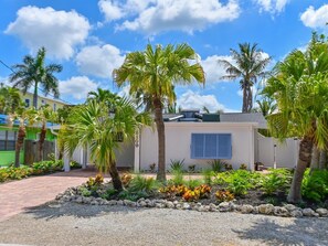 Property grounds - White Caps! Short Walk to the Beach~Heated pool (Bradenton Beach)