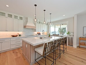 Coffee/tea maker, fridge, microwave, oven - White Pearl - Pool/Rooftop/Mini Golf! (Holmes Beach)