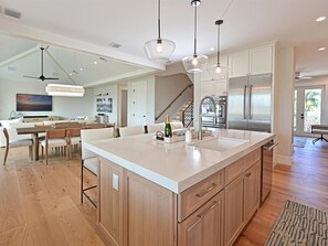 Dining - White Pearl - Pool/Rooftop/Mini Golf! (Holmes Beach)