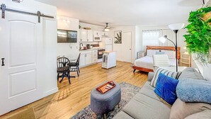 Eine moderne Wohnung mit Küche, Essbereich und Wohnzimmer.