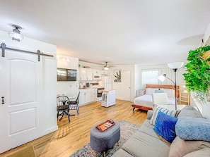 A modern apartment with a kitchen, dining area, and living room. - Cozy studio in fantastic Dunedin with refreshing AC (Dunedin)