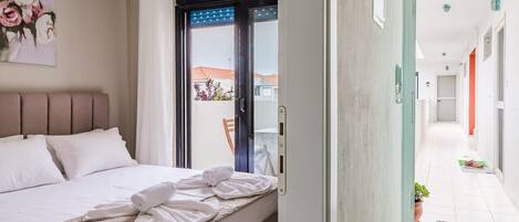 Iron/ironing board, WiFi, bed sheets