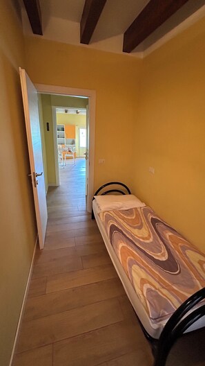 3 habitaciones, tabla de planchar con plancha, wifi y ropa de cama 