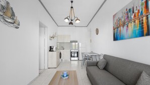 Un appartamento moderno con soggiorno, cucina e zona pranzo.
