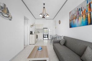 A modern apartment with a living room, kitchen, and dining area. - Sun & Beach Apartment in Chania 14 (Chania)